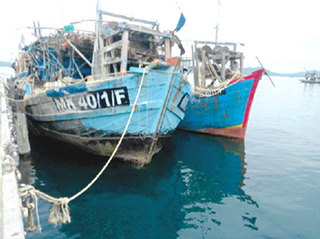 Three local fishing boats  with 24 Viet crew held